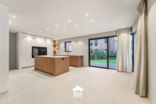 <p>Volledig afgewerkt en smaakvol ingericht met de keuken als centraal hart van de woning.</p><p><br /></p><p>Gelijkvloers wonen is mogelijk dankzij slaapkamer/bureau en badkamer op het gelijkvloers. Boven zijn er nog 4 slaapkamers en een tweede badkamer. Alle kamers zijn uitgerust met maatwerk ingemaakte kasten.</p><p><br /></p><p><strong>﻿Instapklare woning recht uit de boekjes!</strong></p><p><br /></p><p>Onderhoudsvriendelijke tuin, centrale ligging op wandelafstand van alles.</p><p><br /></p><p>BEN-woning met warmtepomp, zonnepanelen en vloerverwarming. In alle kamers maatwerk ingemaakte kasten.</p><p><br /></p><p><u>INDELING:</u></p><p><strong>- Gelijkvloers:</strong> Inkomhal met vestiaire en ingemaakte kasten, apart toilet, zeer lichtrijke woonkamer met een prachtige open keuken voorzien van oa. kookeiland, wijnfrigo, koffiehoek, 2 koelkasten, enz. Gelijkvloerse slaapkamer/bureel met aansluitend badkamer (inloopdouche en lavabo).</p><p><strong>- 1e verdiep: </strong>Nachthal, wasplaats/technische ruimte, 4 slaapkamers allen voorzien ingemaakte kasten, zeer ruime badkamer (ligbad, lavabo en inloopdouche).</p><p><strong>- Tuin:</strong> Volledig aangelegde, zonnige en onderhoudsvriendelijke tuin, 2 parkeerplaatsen en mogelijkheid tot plaatsen van carport.</p><p><br /></p><p><u>PLUSPUNTEN:</u></p><p>+ Volledig afgewerkte nieuwbouwwoning (incl. geschilderd, gordijnen en lamellen)</p><p>+ Energiezuinige woning (BEN - A+ label) - Warmtepomp, zonnepanelen, vloerverwarming enz.</p><p>+ Luxueuze afwerking oa. wijnfrigo, inbouwkasten, liebherr en miele toestellen,</p><p>+ Centrale ligging, alles op wandelafstand</p><p>+ ...</p><p>Bel vandaag nog voor meer informatie of een bezoek!</p>