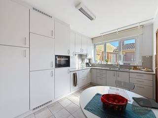 Ontdek deze aangename halfopen bebouwing, gelegen in de Westkapellestraat 193 te Knokke-Heist, op een rustige en goed bereikbare locatie nabij het centrum van Westkapelle En Heist. Deze gezellige deelgemeente van Knokke-Heist staat bekend om haar landelijke karakter, open ruimte en familiale sfeer, terwijl je toch vlot toegang hebt tot het bruisende kustleven, winkels, scholen en verbindingswegen.<br /><br />De woning geniet van een doordachte indeling en biedt tal van mogelijkheden voor gezinnen, hobbyisten of kleine zelfstandigen.<br /><br />Indeling: Ruime inkomhal met trap naar de verdieping, Gezellige woonkamer met eetruimte, een grote, lichtrijke keuken met veel werkruimte en ontbijttafel.<br />Praktische wasplaats met aansluitend een recente douchekamer en toilet rechtstreeks toegang tot de onderhouden tuin met veel groen.<br />Kelderberging ideaal als extra stockage<br />Op de verdieping bevinden zich:<br />Drie ruime slaapkamers, waarvan één met extra ruimte voor dressing of bureau.<br />Volwaardige badkamer met tweede toilet<br /><br />Bovendien beschikt deze woning over een dubbele garage, ideaal voor wie nood heeft aan extra opslagruimte, een hobbyruimte of een atelier voor een kleine zelfstandige.<br /><br />Deze instapklare woning combineert ruimte, rust en bereikbaarheid in een groene omgeving dicht bij zee.<br /><br />Mis deze kans niet en plan vandaag nog je bezoek!