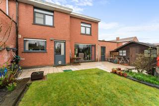 Gunstig en rustig gelegen HOB in het centrum van Kachtem. Gelegen op een perceel van 413m² met een bewoonbare oppervlakte van 140m². Indeling:...