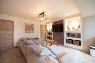 In een rustige omgeving bevindt zich deze charmante instapklare woning met 2 slaapkamers, tuin en ruime garagae.De woning werd grondig vernieuwd in...