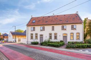 <p><strong>Woonerf Suerbemde – gerestaureerde hoevewoning van 260 m² in Zuurbemde (Glabbeek) – 6% btw mogelijk</strong></p>
<p>Hoe vaak krijg je de kans om te wonen in een hoeve uit 1744, zonder zelf een restauratie te moeten doorstaan? In de dorpskern van Zuurbemde is een historische hoevewoning met veel zorg gerestaureerd en omgevormd tot zes ruime woningen op een groen woonerf. Deze woning maakt deel uit van het gerestaureerde gedeelte, en dat is volledig afgewerkt. Wat je ziet, is wat je krijgt.<br /><br />Met 260 m² bewoonbare oppervlakte is dit een woning waar een gezin echt kan leven. Je hebt drie ruime slaapkamers, twee badkamers en leefruimtes waar de oude structuur van de hoeve voelbaar blijft. Er is een aparte garage, en het private perceel van 568 m² geeft je buitenruimte die je in de meeste nieuwbouw niet meer vindt.<br /><br />Achter de historische gevels zit techniek van vandaag. Een geothermische warmtepomp haalt energie uit de bodem, vloerverwarming en passieve koeling zorgen het hele jaar voor comfort, en ventilatie type D houdt de lucht gezond. Zonnepanelen, domotica en een laadpunt voor je elektrische wagen maken het plaatje compleet. Karakter van toen, energiefactuur van nu.<br /><br />De woning wordt verkocht onder het btw-stelsel, met mogelijkheid tot 6% btw (onder voorwaarden). We bekijken graag samen met jou of je daarvoor in aanmerking komt.<br /><br />Woonerf Suerbemde ligt in een beschermd dorpsgezicht. De omgeving blijft dus zoals ze is. Je woont in een echt dorp met een eigen gemeenschap, op een kwartiertje van Leuven en ongeveer drie kwartier van Brussel. Ideaal voor gezinnen, doorstromers en wie veel thuiswerkt en ruimte en rust zoekt.<br /><br />Het project is een realisatie van Échelle, dat al 40 jaar historische panden een nieuwe bestemming geeft.<br /><br /><strong>Kom kennismaken tijdens ons ontbijtevent</strong><br />Op <strong>zaterdag 10 oktober, van 10u tot 14u, zetten we de deuren open</strong>. Je kan de modelwoning bezoeken, rustig rondkijken en bij een ontbijt al je vragen stellen. Inschrijven via christophe@immogve.be.<br /><br /><strong>Prijs:</strong> € 665.560 excl BTW en registratie<br /><strong>Meer info?</strong> Neem contact op 016 56 56 14 en plan meteen een bezoek</p>