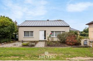 Interesse? Meer informatie op www.SWEVERS.be. - Deze open woning in het rustige Boekt ligt op een perceel van 483 m² en combineert een serene ligging met een uitstekende bereikbaarheid. Scholen, winkels, openbaar vervoer en de snelweg liggen nabij, terwijl recreatie zoals Circuit Zolder en natuurgebied De Wijers vlot bereikbaar zijn. De woning uit 1970 biedt 178 m² bewoonbare oppervlakte met lichtrijke leefruimtes, een warme living met open haard en een keuken met toegang tot de tuin. Op het gelijkvloers zijn drie ruime slaapkamers en een functionele badkamer aanwezig, terwijl de vaste trap naar de zolder extra mogelijkheden biedt.<br /><br />Dit pand is onderworpen aan de renovatieverplichting van de Vlaamse overheid voor residentiële gebouwen (behoudens bij sloop binnen 5 jaar na de aankoop). Consulteer voor meer informatie de website van het Vlaams Energie- en Klimaatagentschap via https://www.vlaanderen.be/een-huis-of-appartement-kopen/renovatieverplichting-voor-residentiele-gebouwen.<br /><br />Daarnaast beschikt de woning over praktische troeven zoals een kruipkelder en een zeer ruime inpandige garage van 46 m² met recente elektrische poort. Belangrijke vernieuwingswerken werden reeds uitgevoerd, zoals het vernieuwde dak (2007), nieuwe gevelafwerking en spouwmuurisolatie (2024), wat bijdraagt aan de duurzaamheid. De zuidoostelijke oriëntatie zorgt voor veel zon in de tuin. Met haar solide structuur, grote ruimtes en talrijke uitbreidingsmogelijkheden vormt deze woning een ideale basis voor wie wil opfrissen naar eigen smaak en wonen in een gewilde, residentiële omgeving. Bel ons vandaag nog voor een persoonlijke rondleiding. Wij van Swevers Real Estate helpen je maar al te graag verder. tel. 011 255 155. Bron bewoonbare oppervlakte: EPC-verslag.