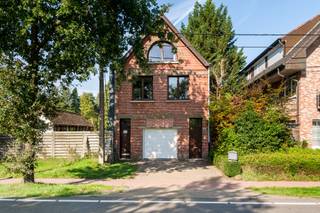 <p><span>Bent u op zoek naar een ruime woning met een grote tuin en een vlotte bereikbaarheid? Dan is deze woning aan de Schotensteenweg 67 in Brecht zeker een bezoek waard.</span></p>
<p><span>De woning ligt centraal tussen Brecht en Sint-Job-in-’t-Goor, vlak bij de Brechtse Heide en Tennis- en Padelclub De Merel. Ook het station Noorderkempen en de oprit van de E19 richting Antwerpen en Breda bevinden zich op korte afstand. Het omliggende groen en de vele wandel- en fietsroutes maken deze ligging extra aantrekkelijk.</span></p>
<p><span>Via de ruime inkomhal komt u in de lichtrijke leefruimte, het hart van de woning. De woonkamer werd uitgebreid met een achterbouw en biedt volop ruimte om samen te ontspannen, te eten en te genieten. Twee dakkoepels zorgen voor een aangename natuurlijke lichtinval. De centraal gelegen keuken sluit mooi aan op de leefruimte en beschikt over voldoende werk- en opbergruimte. Verder vindt u op het gelijkvloers een apart gastentoilet en een inpandige garage. </span><span> Links van de garage bevindt zich een tweede, afzonderlijke ingang.</span></p>
<p><span>Op de eerste verdieping bevinden zich een ruime slaapkamer met airconditioning en een badkamer met ligbad, aparte douche, dubbele lavabo en toilet. De volledig ingerichte zolderverdieping biedt nog twee achter elkaar gelegen kamers, eveneens voorzien van airconditioning. Deze extra ruimtes kunnen naar behoefte worden ingericht als slaap-, werk- of hobbykamer.</span></p>
<p><span>Ook buiten is er heel wat te ontdekken. De grote tuin en het ruime terras bieden alle ruimte om te ontspannen, buiten te eten of de kinderen te laten spelen. Het aanwezige speeltoestel en de trampoline kunnen eventueel bij de verkoop inbegrepen blijven.</span></p>
<p><span>De woning werd de afgelopen jaren op verschillende vlakken gemoderniseerd. In 2016 werd de centrale verwarming vernieuwd en omgeschakeld van mazout naar aardgas. De sectionale garagepoort werd vervangen in 2020, gevolgd door de plaatsing van een zonneboiler in 2021. In 2024 werden de verdiepingen uitgerust met airconditioning. Bovendien is de elektrische installatie conform het AREI.</span></p>
<p><span>Een ideale starterwoning of een fijne thuis voor een gezin dat ruimte, groen en een vlotte bereikbaarheid zoekt. Kom de mogelijkheden zelf ontdekken tijdens een bezoek!</span></p>