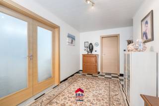 Bent u op zoek naar een ruime, instapklare gelijkvloerse woning in een rustige en groene omgeving? Dan is deze woning in Olmen zeker een bezoek waard.<br />Gelegen in een landelijke setting geniet u hier van talrijke wandel- en fietsmogelijkheden, terwijl winkels, scholen en openbaar vervoer vlot bereikbaar zijn.<br />De woning zelf is verzorgd, praktisch ingedeeld en biedt alle wooncomfort op één niveau, met aangename lichtinval die zorgt voor een warme en uitnodigende sfeer.<br /><br /><strong>Troeven:</strong>
<ul><li>Gelijkvloers wonen</li><li>3 slaapkamers</li><li>EPC B (energiezuinig)</li><li>Zonneboiler (warm water)</li><li>2 toiletten </li><li>Inpandige garage</li><li>Kelder aanwezig</li><li>Zolder met vaste trap (uitbreidingsmogelijkheden)</li><li>Ruime tuin</li><li>Rolluiken en vliegenramen</li><li>Rustige ligging</li></ul>
<br /><br />Kortom, een ideale woning voor wie comfortabel en energiezuinig wil wonen in een aangename omgeving!<br />Interesse? Neem gerust contact op voor meer informatie of een bezoek ter plaatse.