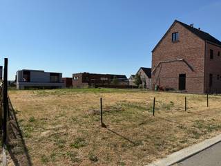 Bouwgrond in verkaveling "De Middelste Kommen" – Hortensialaan, Hoeselt<br /><br />Op zoek naar een bouwgrond waar u volledig vrij bent om uw droomwoning te realiseren? Dan is dit perceel in de verkaveling "De Middelste Kommen" op de Hortensialaan in Hoeselt een uitstekende keuze.<br /><br />Kenmerken van het perceel<br />Het perceel heeft een oppervlakte van 4a63ca (463 m²). Er zijn geen bouwverplichtingen of bouwvoorschriften van toepassing, waardoor u alle vrijheid heeft om de woning naar eigen wens en stijl te ontwerpen — van indeling tot architecturale keuzes.<br /><br />Ligging<br />Deze bouwgrond is gelegen in een heel rustige buurt, ideaal voor wie op zoek is naar rust en ruimte, en toch dicht bij alle voorzieningen van Hoeselt wenst te wonen. Goede verbinding met Bilzen en Tongeren. <br /><br />Interesse of meer info? Neem gerust contact op voor de verkavelingsdocumenten met michiel@vestio.com 0478 30 04 25.
