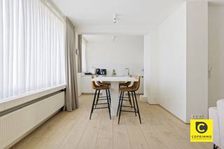 <p><span>Opbrengsteigendom gelegen in een leuke buurt!</span></p><p><span>Dit kleinschalig gebouw is gelegen in een doodlopende straat in Deurne Zuid en biedt u een uitstekende investeringskans. Het blokje zelf telt 3 appartementen die alle drie verhuurd zijn aan stabiele huurders. Twee van de 3 appartementen zijn super tof gerenoveerd.</span></p><p><span>Met een mobiscore van 9,3/10 kunnen we spreken van een toplocatie, te danken aan het uitstekend aanbod van openbaar vervoer en winkels in de omgeving alsook 3 groene oases in de onmiddellijke nabijheid: het Rivierenhof, Boekenbergpark en het te Boelaerpark. </span></p><p><span>Het dak is reeds geïsoleerd. </span></p><p><span> </span></p><ol><li><span>Gelijkvloerse verdieping : </span></li></ol><p><span>U betreedt het gebouw via de ruime inkomhal. Van hieruit krijgt u toegang tot de garage en bergingen.</span></p><p><span>Als u door de gezamenlijke hal naar achter loopt komt u binnen op de studio met 1 slaapkamer. In de inkomhal bevinden zich een toilet en vestiaire Verder is er een compacte badkamer en een kleine bergruimte. Achteraan heeft deze studio met grote ramen toegang tot een kleine gezellige tuin.</span></p><p><span> </span></p><p><span>2. 1ste en 2de verdieping</span></p><p><span>Leefruimte en keuken:</span></p><p><span>U komt binnen in de hal van het appartement met een volledige wand inbouwkasten. Ook is er een kast waar zich de aansluiting voor was- en droogkast bevindt. Vooraan het appartement ligt de leefruimte met open keuken. De keuken is voorzien van alle toestellen (inductiekookplaat, combi-oven, vaatwasser, spoelbak, dampkap...), alsook een kookeiland met eettafel en veel kastruimte. De grote ramen over de gehele gevelbreedte zorgen voor een aangename lichtinval. </span></p><p><span> </span></p><p><span>Slaapkamers:</span></p><p><span>Achteraan liggen de 2 ruime slaapkamers. De grootste slaapkamer geeft toegang tot het gezellige oost georiënteerde terras. </span></p><p><span> </span></p><p><span>Badkamer en toilet:</span></p><p><span>De badkamer heeft een ruime inloopdouche, dubbel lavabomeubel en een handdoekradiator. Er is een apart gastentoilet is apart met handenwasser.</span></p><p><span> </span></p><p><span>Kelder en parking:</span></p><p><span>Voor elk appartement is er berging voorzien waarvan 1 met aansluiting voor de wasmachine. </span></p><p><span>De garage telt een dubbele parkeerruimte en een oprit voor 2 wagens.</span></p><p><span> </span></p><p><span>Extra troeven:</span></p><p><span>-Gunstige ligging</span></p><p><span>-Gunstige EPC’s</span></p><p><span>-Ramen: dubbel glas </span></p><p><span>-Maandelijkse huurinkomst van 2705 euro/maand met nog kans op indexering.Een brutorendement van 4.5%</span></p><p><span></span></p><p><span>Heeft u graag meer info over deze investeringskans neem dan contact op met ons kantoor op www.info@coprimmo.be of 03/449 49 </span></p><p><span> </span></p>