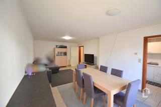 <p><span>Verzorgd 3-slaapkamerappartement in centrum Zwijnaarde</span></p><p><span> </span></p><p><span>Het appartement bevindt zich op het gelijkvloers in een kleinschalig appartementsblok. Vlotte bereikbaarheid naar Gent met de bus of tram. Er is een supermarkt, apotheek, bibliotheek, speeltuin, lagere school, bank enzovoort op wandelafstand van het appartement.</span></p><p><span> </span></p><p><span>Het appartement bestaat uit een inkomhal met toegang tot de leefruimte en aansluitende keuken. Vanuit de leefruimte heeft u eveneens toegang tot het terras. Naast de keuken vindt u een praktische berging. Verder is er een badkamer met ligbad en mogelijkheid om te douchen en een wastafel. Het appartement heeft eveneens 3 volwaardige slaapkamers en een garage achteraan het gebouw.</span></p><p><span> </span></p><p><span>Beschikbaar: 01/01/2026</span></p><p><span>EPC: 276 kWh</span></p><p><span>Garage: € 100 / maand (niet inbegrepen in huurprijs)</span></p><p><span> </span></p><p><span>Pluspunten:</span></p><p><span>+ Vlotte bereikbaarheid</span></p><p><span>+ 3 slaapkamers</span></p><p><span>+ Nabij openbaar vervoer</span></p><p><span>+ Nabij winkels en scholen</span></p>