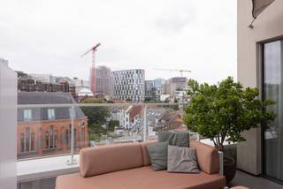 <p>In het hart van de zeer gegeerde Europese wijk, op een steenworp van het Leopoldpark, ontdekt u dit prachtige penthouse van ± 112 m², aangevuld met 2 aangename terrassen van ± 16 en 8 m², die een echte verlenging vormen van de leefruimte.<br /><br />Gelegen in een gebouw uit 2014 dat zich in zeer goede staat bevindt, weet dit pand te overtuigen door zijn comfort, functionaliteit en uitzonderlijke ligging. Het appartement werd in 2021 gerenoveerd door een gerenommeerde architecte en bestaat uit een inkomhal met vestiaire, een lichtrijke leefruimte van ± 43 m², een volledig uitgeruste keuken, een nachthal, 2 mooie slaapkamers van ± 17 en 13 m², een badkamer, een douchekamer, een wasruimte, een apart toilet en een kelder (0.32). De prijs omvat één parkeerplaats (0.43) ter waarde van € 30.000. Een tweede parkeerplaats (0.10) is optioneel beschikbaar (+ € 30.000).<br /><br />Het appartement werd ontworpen met het oog op praktisch en comfortabel dagelijks wonen en beschikt bovendien over hoogwaardige voorzieningen: op maat gemaakte ingebouwde kasten met geïntegreerde verlichting, collectieve verwarming op gas, dubbele beglazing, ventilatiesysteem met dubbele luchtstroom, airconditioning, veiligheidsdeur, thermostaat, evenals een fietsen- en kinderwagenberging in het gebouw.<br /><br />Lasten: ± € 175/maand, inclusief de gemeenschappelijke kosten, syndicus en verzekering.<br />Vrij bij akte.<br />EPC: C.<br />Afmetingen ter indicatie.</p>