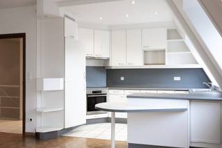 <p><span>Wij zijn vereerd om dit welonderhouden 3-slaapkamerappartement binnen de ring van Leuven, op wandelafstand van het historisch centrum en vlakbij alle belangrijke invalswegen met 3 slaapkamers met een garagebox te huur aan te bieden. Dit appartement op een topligging is gesitueerd op de derde verdieping van de welonderhouden residentie, genaamd “De Gouden Sleutel”. Het appartement met een netto-bewoonbare oppervlakte van 141 m² omvat een inkomhal met gastentoilet, een lichtrijke living uitgevend op een dakterras en een volledig open ingerichte keuken. Verder zijn er nog drie slaapkamers, waarvan één met een perfect geörienteerd balkon en een aparte douchekamer met toilet, een badkamer met een ligbad en een praktische berging of wasruimte. Er is een garagebox inbegrepen in de maandelijkse huurprijs. Maandelijkse lasten: 150,00 Euro (inclusief onderhoud gemene delen). De nutsvoorzieningen zijn apart af te sluiten. Het appartement is onmiddellijk beschikbaar. Kortom, dit instapklaar en welgelegen appartement is zeker een bezoek waard. Een absolute buitenkans. Voor snelle beslissers.</span></p><p><span> </span></p>