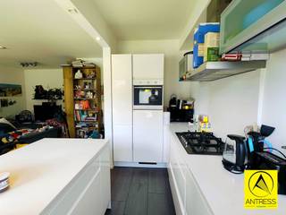 Gelijkvloers appartement met 3 slaapkamers te koop op top locatie in Kontich. Gelegen in een aangename woonwijk vlakbij het Altena park en...