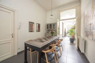<p><span>Karaktervolle herenwoning met ziel én toplocatie </span></p><p><span>In een van de meest charmante straten van Antwerpen, pal aan het bruisende maar groene hart van de stad, vind je deze prachtige herenwoning vol karakter en klasse. </span></p><p><span>De woning</span><span> ligt letterlijk met de achtertuin tegen het </span><span>Groen Kwartier aan,</span><span> een unieke ligging die zelden op de markt komt.</span></p><p><span>Stap het Groen Kwartier in, en g</span><span>eniet van het autoluwe karakter, de gezellige sfeer en topplekken als </span><span>Het PAKT</span><span>, </span><span>The Rite</span><span>, koffiebarretjes, ateliers en sfeervolle pleinen. Het voelt als een dorpsgevoel midden in de stad. Ideaal voor wie houdt van leven, maar ook van rust en ruimte.</span></p><p><span>Een huis met grandeur</span><span><br />Deze statige woning ademt charme: startende met de gevel, de hoge plafonds met sierlijke moulures, prachtige ruimtes en een imposante trap geven dit huis zijn unieke ziel.<br />Karaktervol, maar voldoet aan de huidige norm aan isolatie en met z'n zonnepanelen.</span></p><p><span>Met </span><span>6 slaapkamers</span><span>, </span><span>2 badkamers</span><span>, </span><span>2 keukens</span><span> en een </span><span>volledige kelderverdieping</span><span>, is er ruimte zat voor een groot gezin, kangoeroewonen of een combinatie van wonen en werken. De </span><span>knusse stadstuin</span><span> is een oase van rust én het verlengde van het Groen Kwartier.</span></p><p><span>Centraal en toch rustig</span><span><br />Je woont hier op een toplocatie: op wandelafstand van het Centraal Station, het stadscentrum, scholen, winkels en openbaar vervoer. Toch voelt het hier sereen en residentieel, dankzij de mooie straat en het unieke achterliggende wijkgevoel van het Groen Kwartier.</span></p><p><span>Ben je op zoek naar een ruime woning vol karakter, op een locatie waar groen, rust en stadsleven hand in hand gaan?</span><span> Dan is dit een buitenkans.</span></p><p><span> </span></p><p><span>Bestuursmaatregelen in het maatregelenregister: nee</span></p>