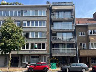 Op een boogscheut van Smedenpoort en 't Zand, en van het station bevindt zich dit ruim appartement op eerste verdieping in de aangename residentie Atlanta. Op oppervlakte van 107 m² + maar liefst 16 m² Z.O.-gericht terras (die tot deel in namiddag zon biedt). Ideale locatie met heel wat buurtwinkels, supermarktjes, nabijheid van alle voorzieningen, maakt dit bijzonder mooi wonen. Er is een bovengrondse èn ondergrondse gemeenschappelijke fietsenbergplaats, en het appartement heeft ook een privatieve kelderberging (droog en geriefelijk). <br /><br />Het op te frissen appartement telt 2 (mog. tot 3) slaapkamers en heeft een een authentieke seventies-vibe die terug kan gesmaakt worden, al is er wel wat opfriswerk nodig. De ruimtes zijn aangenaam en mooi in proportie. Wij betreden het appartement via een grote inkomhal, er is een gastentoilet, vestiaire-nis, een bureau die uitgeeft op een ruime living (voorzien van parket, + karaktervolle schouw, niet meer in gebruik), een verzorgde doch wat oudere keuken, een tussenhal met berging, nachthal, badkamer, 2 slaapkamers (grote en middelgrote) waarvan de middelgrote uitgeeft op een riant zonnig terras (enige appartement in de residentie die een groot terras heeft!).<br /><br />Bij het appartement is er een bovengrondse gesloten garagebox bij te kopen aan 32.000 EUR, rekening houdend met de ligging is dit zeker een interessante meerwaarde.<br /><br />De bijzonder gunstige EPC-score 128 Kwh/m/j is te danken aan de vernieuwde ramen (met thermisch/akoestisch isolerend dubbel glas) in PVC en ook aan de recente HR-condensatie-gaswandketel (Buderus).<br /><br />Bijzonder leuk wonen, de ligging is beslist een heel grote troef, op fiets- en wandelafstand van station en zoveel meer + vlot bereikbaar (men zit zo op de expressweg richting kust of binnenland). Boek uw bezoek: 0476 70 60 26 of thierry@puurvastgoed.be