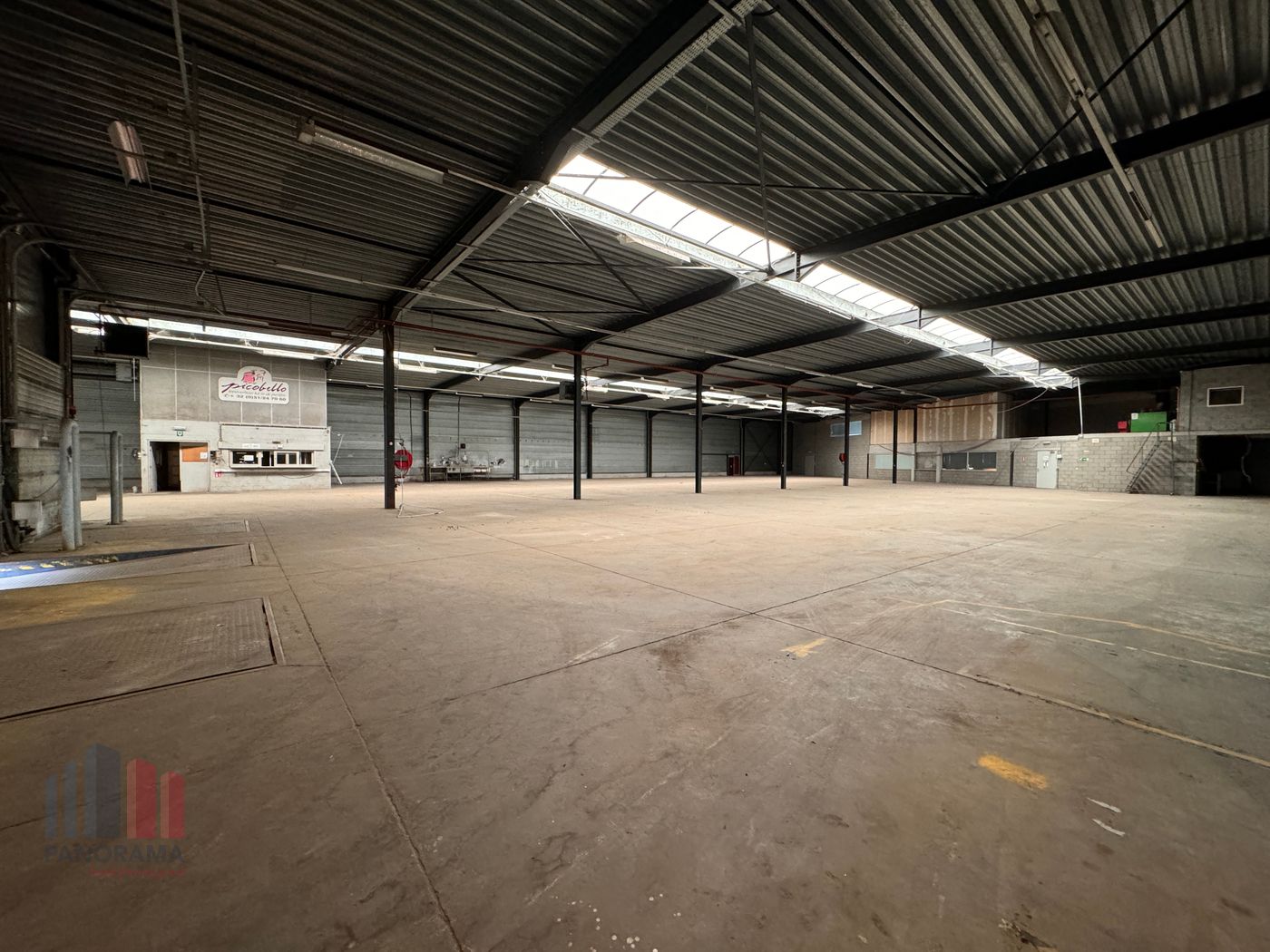 OPVALLEND BEDRIJFSGEBOUW MET KANTOOR TE ROESELARE – UITSTEKENDE ZICHTBAARHEID - foto 5