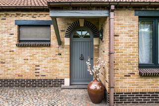 <h3>Rustig wonen in Heffen, met Mechelen dichtbij? Yes please. 😉</h3>
<p>Sommige woningen voelen gewoon meteen goed. <strong>Grote Mierenstraat 3 in Heffen</strong> is er zo eentje.</p>
<p>Hier woon je rustig en groen, op een fijne locatie in Heffen, terwijl je tegelijk op korte tijd in Mechelen bent en vlot de autostrade op kan. Ideaal dus als je graag thuiskomt in alle rust.</p>
<p>De woning zelf? Die is vooral<strong> praktisch</strong>. Alles wat je dagelijks nodig hebt, bevindt zich op het gelijkvloers. Je hebt er een lichtrijke leefruimte met open keuken, twee slaapkamers, een vernieuwde badkamer en een inpandige garage. Via het grote schuifraam stap je zo de tuin in.</p>
<p>En die tuin mag er zijn. <strong>753 m² volledig omheind perceel</strong>, mooi aangelegd en goed onderhouden, mét tuinhuis. Geen tuin waar je elke vrije minuut in moet steken, maar wel eentje waar je met plezier je stoel buitenzet.</p>
<p>Achteraan wacht bovendien nog een leuke verrassing: een <strong>zolder van ruim 40 m²</strong>. Vandaag vooral handig als bergruimte, maar mits de nodige inrichting kan je hier nog alle kanten uit. Een extra slaapkamer? Bureau? Hobbyruimte? Jij kiest.</p>
<p>Ook op technisch vlak zit je hier goed. De woning werd altijd met zorg onderhouden, beschikt over een <strong>gunstig EPC zonder renovatieplicht</strong>, conforme elektriciteit, is asbestveilig en heeft maar liefst <strong>20 zonnepanelen</strong>, inclusief groenestroomcertificaten tot 2030.</p>
<p>Kortom: een woning waar je <strong>zonder grote zorgen kan intrekken</strong>, maar die tegelijk nog genoeg ruimte laat om er helemaal je eigen plek van te maken.</p>
<p><strong>Grote Mierenstraat 3, Heffen. Rustig gelegen, praktisch ingericht en met verrassend veel mogelijkheden.<br />Interesse? Maak dan snel een afspraak via info@jamar.immo ‭03 435 31 33‬.<br /></strong></p>
<p><span>De volledige verslagen (EPC, elektrische keuring en asbestattest) vind je terug op </span><span>www.jamar.immo</span><span>.</span></p>
<p><strong><span>Stedenbouwkundige inlichtingen:</span></strong><span> Gvg, Gvv, Wg, Vkr, Gmo, niet gelegen in overstromingsgevoelig gebied, geen renovatieplicht.</span></p>