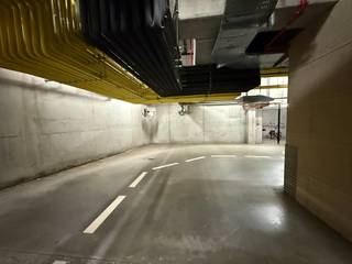 Gelegen in het gebouw aan de Tunnelplaats (nabij het Prizeotel). De autostaanplaats op verdieping -2 rechts is te bereiken via een sectionale poort die te bedienen is met een afstandsbediening.<br /><br />Achter de autostaanplaats bevindt zich de privatieve, afsluitbare berging.<br />De huurder krijgt ook een sleutel die toegang geeft tot de liftkoker.<br /><br />Voordelen:<br />-ligging: nabij Waaslandtunnel, de Leien en de Singel<br />-extra bergruimte voor bv een fiets of extra spullen<br />-toegang via afstandbediening en sleutel tot de liftkoker<br />