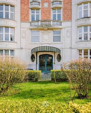 <p><span>GENT - Te renoveren karaktervol en ruim appartement met uitzicht over het Citadelpark in een historisch gebouw</span></p><p><span> </span></p><p><span>Het appartement is gelegen op de tweede verdieping van het iconische gebouw 'Parc Residence' naar een ontwerp van architect Oscar Van de Voorde. </span></p><p><span>Het gebouw heeft een historische waarde als eerste hoogbouw van appartementen in Gent in eclectische stijl, met siermotieven die de art-decostijl aankondigen. </span></p><p><span>Gelegen aan het Citadelpark met vijver en wandel- en fietspaden, in een stedelijke context met vlotte verbindingen, openbaar vervoer in de nabijheid en een goede bereikbaarheid richting centrum en invalswegen.</span></p><p><span> </span></p><p><span>De belangrijkste troeven in een notendop: </span></p><ul><li><span>Uitzonderlijke ligging langs Citadelpark</span></li><li><span>Hoge plafonds, sierlijsten en een overvloed aan natuurlijk licht</span></li><li><span>Veel potentieel bij renovatie</span></li><li><span>hoge plafonds en royale ruimtes</span></li><li><span>Nabij openbaar vervoer en invalswegen</span></li><li><span>Tal van authentieke elementen </span></li><li><span>Grote individuele kelderberging en ruime fietsenstalling</span></li><li><span>EPC B</span></li><li><span>Ruim appartement van 358 m² </span></li><li><span>Grote, zonnige leefruimte met uitzicht over de vijver van het Citadelpark</span></li></ul><p><span> </span></p><p><span>Indeling:</span></p><p><span>Het appartement is gelegen op de tweede verdieping, bereikbaar via de centrale inkomhal met originele historische open lift in smeedijzer. </span></p><p><span>Via de ruime, centrale inkomhal is er een doorgang richting de grote leefruimte met authentiek parket en uitzicht over het Citadelpark. Dankzij de grote raampartijen beschikt het appartement over veel lichtinval. Aansluitend aan de leefruimte grenst een bureau/kamer met een mooi balkon. </span></p><p><span>Daarnaast is er een lange gang die toegang geeft naar de 4 slaapkamers en badkamers. </span></p><p><span>Verder is er een aparte keuken die grenst aan een praktische berging en wasplaats. </span></p><p><span>Tot slot beschikt het appartement over twee toiletten, een extra lift langs de achterzijde en een volledig nieuw verwarmingssysteem. </span></p><p><span> </span></p><p><span>Belangrijk:</span></p><p><span>Richtprijs: € 899.000 euro inclusief grote kelderberging</span></p><p><span> </span></p><p><span>Droom je van een uniek appartement met karakter en uitzicht over het Citadelpark? </span></p><p><span>Wees er snel bij, contacteer Axel Lenaerts makelaars voor verdere info of voor een bezoek via </span><span>09 245 24 24</span><span> of hannelore@axellenaerts.be</span></p><p><span> </span></p>