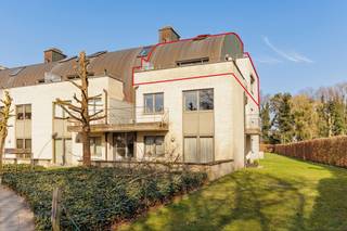 Prima gelegen duplex-appartement in het centrum van Kasterlee met twee slaapkamers, twee terrassen. Garage voor 2 wagens achter elkaar en...