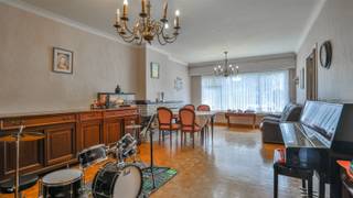 Graag bieden wij u dit gelijkvloers appartement aan met 2 slaapkamers (+ extra tussenkamer), inclusief kelderberging en autostaanplaats in het...