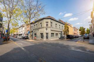 <p>Op zoek naar een commercieel pand met uitstraling, ruimte en een uitstekende visibiliteit? Dit strategisch gelegen hoekpand in de bruisende Abdijstraat biedt een unieke kans voor ondernemers en investeerders!</p><p><u>Een commerciële opportuniteit met uitzonderlijk potentieel!</u><br />Een uitgelezen kans voor wie op zoek is naar een commercieel vastgoedproject op een levendige locatie met veel passage.<br />Met maar liefst 23 lopende meter gevelbreedte, talrijke raampartijen en een prominente hoekligging geniet dit pand van een uitzonderlijke zichtbaarheid. De grote glaspartijen zorgen bovendien voor een overvloed aan natuurlijk licht en bieden uitgebreide mogelijkheden voor etalages en commerciële presentatie.</p><p><u>Royale oppervlaktes en tal van mogelijkheden</u><br />Het pand beschikt over twee volwaardige verdiepingen van elk circa 135 m², samen goed voor ongeveer 270 m² bovengrondse vloeroppervlakte.<br />Daarnaast is het gebouw volledig onderkelderd en beschikt het over een extra bergzolder. Deze bijkomende ruimtes bieden bijzonder interessante opslagmogelijkheden en zorgen voor extra functionaliteit.</p><p><strong><u>De belangrijkste troeven</u></strong><br />Topligging in de bruisende Abdijstraat<br />Prominent hoekpand met maar liefst 23 lopende meter gevel<br />Uitstekende zichtbaarheid en commerciële uitstraling<br />Drukke passage met veel voorbijgangers<br />Talrijke raampartijen en veel natuurlijke lichtinval<br />Twee verdiepingen van elk circa 135 m²<br />Circa 270 m² bovengrondse vloeroppervlakte<br />Volledig onderkelderd<br />Extra bergzolder met bijkomende opslagruimte<br />Tal van commerciële mogelijkheden<br />Uitzonderlijk potentieel dankzij de combinatie van ligging, ruimte en visibiliteit</p><p>Interesse? Neem contact op voor meer informatie of een bezoek ter plaatse: <strong>info@markasa.be</strong> of <strong>03/827.72.92</strong></p>