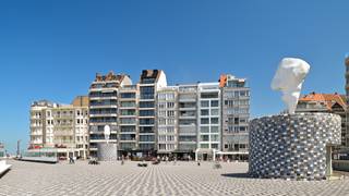 Toplocatie op het Rubensplein, met een panoramisch en onbelemmerd zicht op zee, strand en plein. Dit charmante vakantieappartement op de zonnekant...