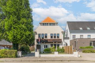 <p><span>Deze verzorgde gezinswoning straalt ruimte en wooncomfort uit vanaf het eerste moment. Met een bewoonbare oppervlakte van 254 m² op een perceel van 793 m² geniet u hier van een aangename combinatie van royale leefruimtes, hedendaags comfort en een uitstekende staat van onderhoud.</span></p>
<p><span>De leefruimte vormt samen met de vernieuwde keuken en de leefveranda het kloppende hart van de woning. Dankzij de open verbinding tussen deze ruimtes ontstaat een bijzonder aangenaam gevoel van ruimte en licht. De veranda zorgt voor een natuurlijke overgang tussen binnen en buiten en biedt het hele jaar door een prachtig uitzicht op de tuin.</span></p>
<p><span>De keuken werd ongeveer tien jaar geleden volledig vernieuwd en is uitgerust met kwalitatieve toestellen. Recente vernieuwingen, waaronder de oven en het ingebouwde koffieapparaat, zorgen voor extra comfort in het dagelijkse gebruik.</span></p>
<p><span>Met vier ruime slaapkamers en twee badkamers beschikt deze woning over alle troeven voor een comfortabel gezinsleven. De royale kamers bieden voldoende mogelijkheden voor gezinnen die extra ruimte wensen voor hobby's, thuiswerk of logies.</span></p>
<p><span>Ook buiten komt de woning volledig tot haar recht. De ruime tuin vormt een aangename plek om te ontspannen, te spelen of gezellig samen te komen. Dankzij de goede toegankelijkheid en de aanwezige garage geniet u bovendien van extra praktisch comfort.</span></p>
<p><span>De woning is niet alleen ruim en verzorgd, maar ook voorbereid op de toekomst. Met een EPC-label B, conforme elektriciteit, zonnepanelen, een zonneboiler, muurisolatie en dakisolatie profiteert u van een energiezuinige woonomgeving en een lagere energiefactuur.</span></p>
<p><span>De centrale ligging zorgt ervoor dat alle dagelijkse voorzieningen vlot bereikbaar zijn, terwijl u thuis geniet van rust, ruimte en een aangename woonbeleving. Een woning die klaar is om nieuwe bewoners jarenlang woonplezier te bezorgen.<br /><br /></span>Neem contact met Domestic makelaars voor meer informatie en bezichtiging. 014 61 03 86.</p>
