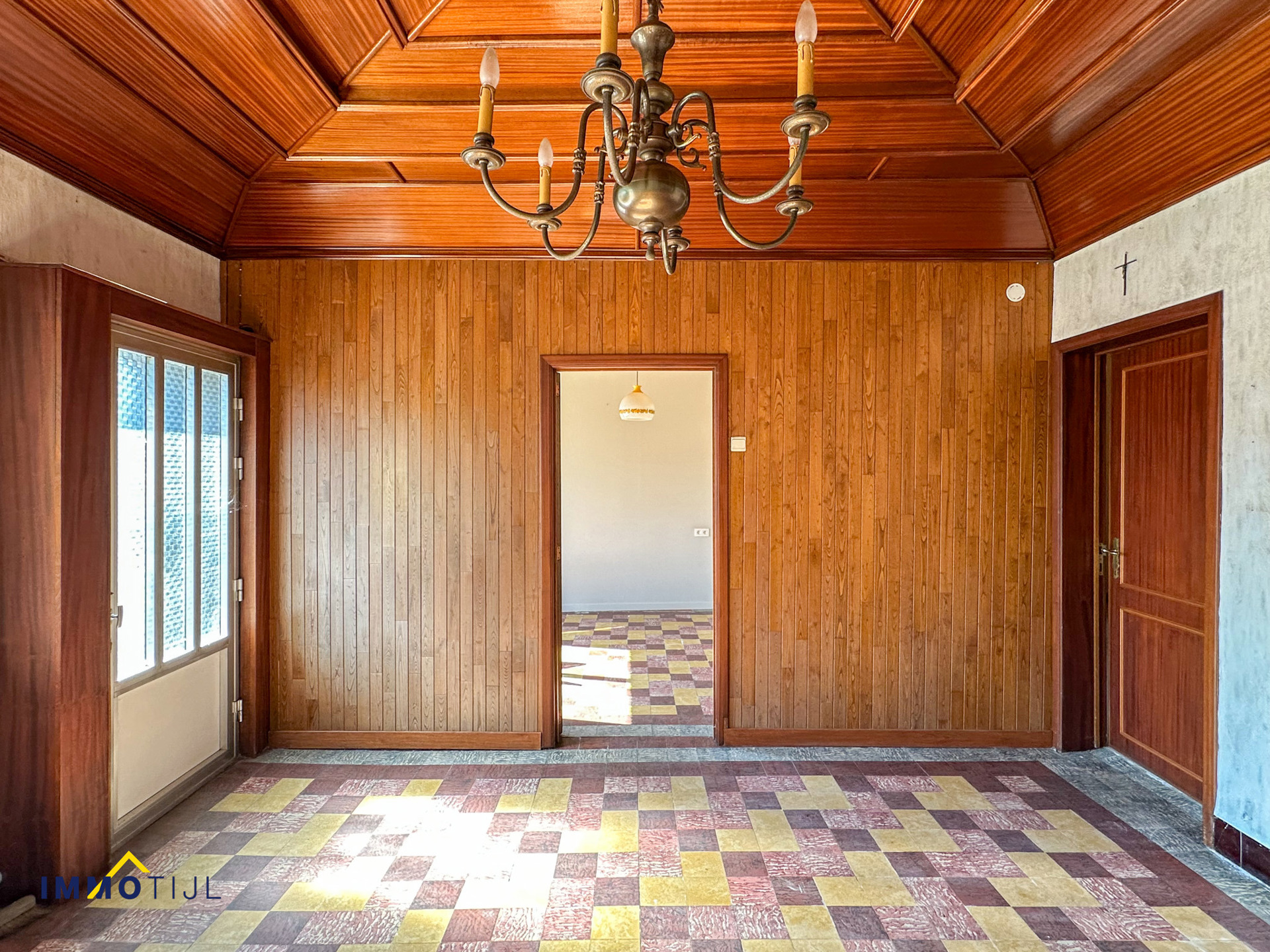 Te renoveren woning met veel potentieel en een grote tuin! - foto 3