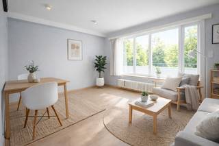 Deze gezellige en praktische studio op de eerste verdieping biedt een comfortabele en moderne woonruimte, ideaal voor een alleenstaande of een koppel. De woon- en slaapruimte zijn op een slimme manier geïntegreerd, waardoor de beschikbare ruimte optimaal benut wordt.<br /><br />De woon- en slaapruimte zijn slim geïntegreerd om optimaal gebruik te maken van de beschikbare ruimte. De moderne keuken is volledig uitgerust, wat het dagelijkse gebruik eenvoudig en aangenaam maakt. De badkamer beschikt over een moderne douche en toilet.<br /><br />Momenteel is de studio verhuurd, wat dit tot een interessante opbrengsteigendom maakt.<br /><br />Interesse? Neem gerust contact met ons op voor meer informatie of om een bezoek in te plannen
