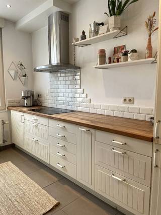 INSTAPKLARE RIJWONING MET 2 RUIME SLAAPKAMERS, ZUIDGERICHTE TUIN EN UITSTEKENDE LIGGING
Op zoek naar een instapklare en gezellige woning met een zonnige tuin op een centrale locatie? Dan is deze verzorgde rijwoning in Heusden (Destelbergen) zeker het bekijken waard.
De woning combineert een gezellige leefruimte, ruime keuken en uitstekende ligging. Dankzij de 2 volwaardige slaapkamers is ze ideaal voor een kleiner gezin, starters of voor wie nood heeft aan een bureau of hobbykamer.
INDELING:
- GELIJKVLOERS: inkomhal met apart gastentoilet, keuken met veel opbergruimte en de nodige apparatuur, een aparte berging met plaats voor huishoudtoestellen en een gezellige open leefruimte.
- EERSTE VERDIEPING: ruime slaapkamer en badkamer met ligbad, douche en toilet. (ps kat niet ingebrepen)
- TWEEDE VERDIEPING: tweede ruime slaapkamer met aparte praktische opbergruimte voor seizoensgebonden of andere spullen.
- De woning is voorzien van een zuidgerichte tuin. Achter de tuin is er een doodlopend wegeltje, wat bijzonder praktisch is om bijvoorbeeld de vuilnisbakken langs achter buiten te zetten. Ook is het mogelijk om er een auto te parkeren.
De woning is volledig instapklaar en in heel goede staat. Bovendien beschikt de woning over een EPC-label B.
Ook de ligging is een belangrijke troef. De woning bevindt zich vlakbij verschillende scholen, een supermarkt, bakker, apotheek en het dorpscentrum. Heel wat dagelijke voorzieningen bevinden zich dus op korte afstand, wat zorgt voor een praktische en aangename woonomgeving.
Kortom: een ideale thuis voor wie comfortabel wil wonen zonder zorgen of renovatiewerken.
BEZOEKDAG (OP AFSPRAAK): ZATERDAG 26 SEPTEMBER 2026
Interesse, vragen of een bezoek inplannen kan via mail naar noens.debbie@gmail.com
Richtprijs: €389.000
Immo gelieve zich te onthouden aub.