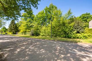 Deze prachtige bouwgrond van 12 are 80ca is gelegen aan de Runkstersteenweg in Hasselt, op een bijzonder gunstige locatie met een vlot bereikbare aansluiting naar zowel het stadscentrum als de autosnelweg. Dankzij de ligging vlak bij de E313 en de belangrijkste invalswegen richting Hasselt, Diepenbeek en Genk, vormt dit perceel een ideale uitvalsbasis voor wie dicht bij de stad wil wonen, maar ook snel de rest van het land wil bereiken.
Met een breedte van circa 20 meter biedt het perceel alle ruimte om een comfortabele en stijlvolle eengezinswoning te realiseren. De bouwgrond is gelegen in een omgeving die rust uitstraalt, met uitzicht op het achterliggende groen. Hier woont u in het verlengde van de stad, met het gevoel van open ruimte en natuur vlakbij. Een perfecte combinatie van landelijke charme en stedelijk gemak.
Voor het perceel is een verkaveling ingediend. Dankzij de voorschriften verkrijgt u duidelijke richtlijnen voor het bouwen van uw droomwoning, Voor meer informatie mbt bouwvoorschriften kan u ons steeds contacteren alsook kan u ze onderstaand downloaden.
Kortom, dit perceel combineert een uitstekende ligging met ruimte, rust en mogelijkheden. De ideale plek om uw toekomstige thuis te bouwen.
Interesse? U kan ons steeds contacteren op 011/91.70.80 of info@vkvastgoed.be
