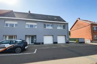 <p><span>Charmante bel-etagewoning te huur in rustige, groene omgeving</span></p><p><span>Deze aangename bel-etagewoning is gelegen in een rustige straat, omgeven door groen, en biedt een comfortabele en serene woonomgeving.</span></p><p><span>Op het gelijkvloers beschikt de woning over een garage en een praktische berging. De eerste verdieping omvat een lichtrijke woonkamer met open keuken, aangevuld met een aparte berging en een gastentoilet.</span></p><p><span>Op de tweede verdieping bevindt zich een ruime slaapkamer met dressing/bureau en een badkamer met dubbele lavabo, bad/douche en wc.</span></p><p><span>Deze woning is ideaal voor een alleenstaande huurder die op zoek is naar rust en comfort.</span></p><p><span>Voor een bezoek aan het pand vragen wij u vriendelijk om eerst een ingevulde infofiche te bezorgen.</span></p><p><span>Ontdek ons volledige aanbod op <span>www.ap-p.be</span></span></p>