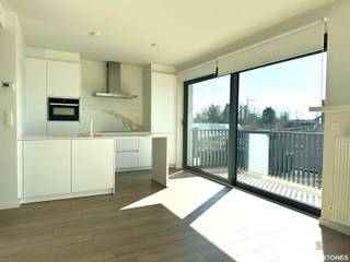 Instapklaar verzorgd appartement op de 2e verdieping in een recent gebouw.Inkomhal met apart gastentoilet.Lichtrijke woon- en leefruimte (ca. 34 m²)...