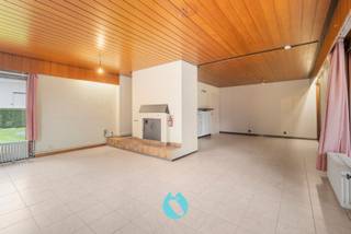 <p>Gelegen in de Doornzeelsestraat te Evergem vindt u deze charmante bungalow op een rustige, maar tegelijk goed bereikbare locatie. De woning bevindt zich in een aangename woonomgeving met een vlotte verbinding naar het centrum van Evergem, omliggende gemeenten en belangrijke invalswegen. Dankzij de nabijheid van winkels, scholen en openbaar vervoer geniet u hier van een praktische en comfortabele woonomgeving, ideaal voor gezinnen of wie graag gelijkvloers woont.</p><p></p><p>Via de inkomhal betreedt u de woning, die toegang biedt tot de verschillende ruimtes. De ruime en lichtrijke woonkamer valt meteen op door de grote raampartijen die zorgen voor een overvloed aan natuurlijk licht en een mooi uitzicht op de tuin. Aansluitend bevindt zich de veranda, een aangename extra ruimte waar u het hele jaar door kan ontspannen.</p><p></p><p>De keuken is functioneel ingericht en biedt voldoende plaats voor dagelijks gebruik. Verder telt de woning drie volwaardige slaapkamers, die flexibel kunnen ingericht worden als slaapkamer, bureau of hobbyruimte. De badkamer is praktisch uitgerust en daarnaast is er een apart gastentoilet voorzien.</p><p></p><p>Ook op vlak van bergruimte en parkeermogelijkheden scoort deze woning goed. Zo beschikt u over een inpandige garage en een aparte bergruimte, ideaal voor extra opslag.</p><p></p><p>Buiten zijn er nog twee bijkomende garages aanwezig, wat een grote meerwaarde biedt voor wie extra ruimte nodig heeft voor wagens, opslag of hobby’s. De ruime tuin vormt een echte troef en biedt tal van mogelijkheden voor ontspanning, tuinieren of het aanleggen van een gezellige buitenruimte naar eigen smaak.</p><p></p><p>Kortom, deze bungalow biedt een mooie combinatie van een gunstige ligging, een praktische indeling en heel wat potentieel voor wie op zoek is naar een comfortabele thuis in Evergem.</p><p></p><p>Wenst u deze woning en haar troeven zelf te ontdekken? Aarzel dan niet om een bezoek in te plannen.</p><p></p><p>Contacteer Chabelli telefonisch op 0499/84.71.00 of per e-mail via chabelli@vastgoeddevos.be.</p>