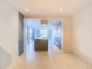 Deze gerenoveerde woning bevindt zich in de Komstraat, nabij het stadscentrum van Poperinge, op wandelafstand van winkels, scholen en...