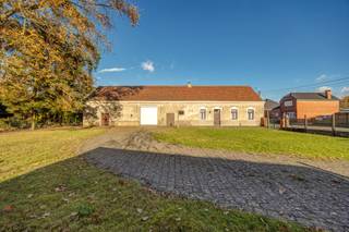 GELIJKVLOERSLeefruimte 14 m2 op tegel met kachel. Keuken 24 m2 op tegel met gaskookplaat en spoelbak. Wasplaats 10 m2 op linoleum met enkele lavabo...