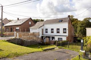 Deze héél charmante en atypische woonst kan u terugvinden net op de taalgrens te Vloesberg (faciliteitengemeente), centrum van Ronse en Brakel...