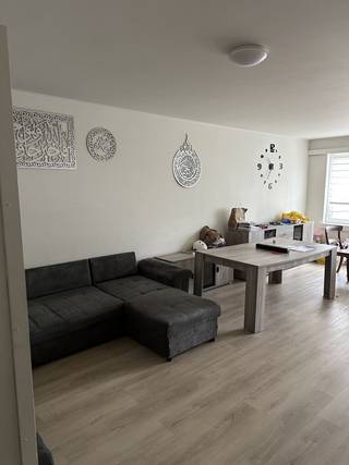<div>
<section>
<div>
<div>
<div>
<div>
<ul>
<li><strong>Instapklaar 2-slaapkamerappartement met privékoertje.</strong> Lichtrijke leefruimte, open keuken, moderne badkamer en praktische berging. Centraal gelegen nabij winkels, scholen en openbaar vervoer. Ideaal voor starters of investeerders.<br /><strong><strong>Troeven</strong></strong>
<div>
<div>
<ul>
<li>2 slaapkamers,</li>
<li>privékoertje,</li>
<li>instapklaar en uitstekende ligging.</li>
<li>optie parking voor 90 Euro/ Maand</li>
</ul>
</div>
</div>
<div></div>
</li>
</ul>
</div>
</div>
<div>
<div></div>
</div>
</div>
</div>
</section>
</div>
<div></div>