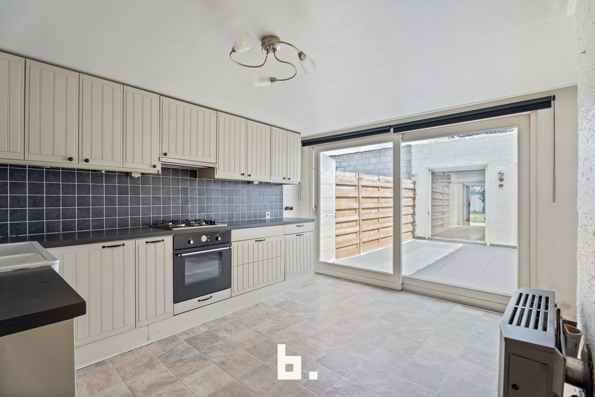 Op te frissen gezinswoning met zonovergoten tuin, garage en oprit/uitweg! - foto 5