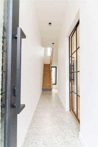 <h1><span>Karaktervolle, volledig gerenoveerde woning met 3 slaapkamers</span></h1><p><span>Achter de authentieke gevel van deze woning in de Korte Beeldekensstraat schuilt een volledig gerenoveerde en instapklare woning met 3 slaapkamers, waar hedendaags wooncomfort en authentieke charme mooi samenkomen.</span></p><p><span>Bij de renovatie werd veel aandacht besteed aan het behoud van de oorspronkelijke elementen. Een echte blikvanger is de originele trap, die zorgvuldig werd gezandstraald en opnieuw volledig tot zijn recht komt.</span></p><p><span>Ook technisch werd de woning grondig aangepakt. Het dak is splinternieuw, de elektrische installatie is conform en dankzij het gunstige EPC-label B geniet u van een energiezuinige woning.</span></p><p><span>Troeven:</span></p><ul><li><span>Authentieke gevel met karakter</span></li><li><span>Volledig gerenoveerd</span></li><li><span>3 slaapkamers</span></li><li><span>Originele elementen met zorg behouden</span></li><li><span>Gezandstraalde authentieke trap</span></li><li><span>Splinternieuw dak</span></li><li><span>Elektriciteit conform</span></li><li><span>EPC-label B</span></li><li><span>Volledig instapklaar</span></li><li><span>Gelegen nabij de Stuivenbergsite, een buurt die de komende jaren verder wordt ontwikkeld</span></li></ul><p><span>Een sfeervolle gezinswoning met een authentieke uitstraling en hedendaags wooncomfort, klaar voor haar nieuwe bewoners.</span></p><p><span>Interesse? Neem contact op voor meer informatie of een bezichtiging:  <strong>info@markasa.be</strong> of <strong>03/827.72.92</strong></span></p>