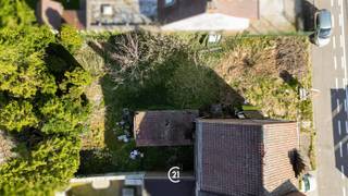 Volledig te renoveren 3 gevelwoning ( of afbraak en nieuwbouw) met tuin op 5are10. Deze woning bestaat uit een inkomhal, living, vervallen bijgebouw, 2 slaapkamers en vaste trap naar in te richten zolder. Totaal renovatie! Station Edingen op 2 KM, evenals alle grote warenhuizen en scholen op 2 km; Te bezoeken
