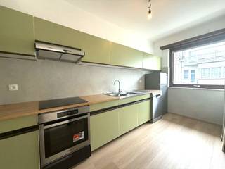 PLAN UW BEZOEK OP DE WEBSITE www.structura.be.Als u het appartement wenst te bezoeken, maak dan online een afspraak, door op de knop “Een bezoek plannen” te klikken onder de foto.Beschikbaar 24/24 - 7 op 7, zolang de reserveringen niet vol zijn. Charmant 2-kamerappartement te huur te Jette. Het appartement is instapklaar en is recentelijk gerenoveerd (nieuwe vloeren, volledig opnieuw geschilderd, nieuwe keukenapparatuur, vernieuwde elektriciteitsinstallatie, nieuwe badkamer met inloopdouche,..) Het is gelegen in een rustige en strategische buurt, vlakbij belangrijke verbindingswegen en het openbaar vervoer. Indeling: ruime inkomhal, lichtrijke woonkamer met toegang tot het terras aan de voorzijde, apart toilet met lavabo, volledig gerenoveerde badkamer, 2 slaapkamers en balkon aan de achterzijde met berging, ruime garage beschikbaar achter het gebouw (ruim genoeg om een wagen te parkeren en te gebruiken als extra opslagruimte)Kenmerken: - Volledig gerenoveerde badkamer (met Italiaanse inloopdouche)- EPC: C- Ruime en lichtrijke ruimtes. - Charmant en aangenaam woonst- Rustige woongemeenschap - Praktische en logische indeling- Elektrische zonnewering - Terras aan de voorzijde en balkon aan de achterzijde - Onmiddellijk beschikbaar - Ruime garage - Beveiligde deur- Lasten: 200 EUR (gemeenschappelijke ruimtes, verwarming en waterverbruik appartement) Elektriciteit: individuele meter- Verplicht bij te huren voor 120 EURPLAN UW BEZOEK OP DE WEBSITE www.structura.be.Als u het appartement wenst te bezoeken, maak dan online een afspraak, door op de knop “Een bezoek plannen” te klikken onder de foto.Beschikbaar 24/24 - 7 op 7, zolang de reserveringen niet vol zijn.