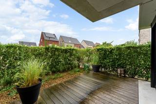 Dit leuke gelijkvloers appartement van 65m² is gelegen in een gezellige wijk aan de nieuwe kaai en dus vlakbij de Turnhoutse jachthaven.<br /><br />Indeling: Inkomhal met ingebouwde kasten en een apart gastentoilet met handenwasser. Mooie en lichte leefruimte met open keuken. De keuken is uitgerust met volgende toestellen: een oven, koelkast, vaatwas en keramische kookplaat. Er is 1 volwaardige slaapkamer van ca. 14m², met ingemaakte kastenwand. De badkamer is voorzien van een ligbad, een wastafel en aansluitingen voor wasmachine en droogkast. Via een schuifraam in de woonkamer is er toegang tot het gezellige zonneterras, georiënteerd op het zuid-westen.<br /><br />Ondergrondse staanplaats nummer 27 en privatieve kelderberging nummer 29 verplicht bij aan te kopen aan 25.000,00euro. <br /><br />Bijzonderheden:<br />* dit appartement is momenteel verhuurd aan 799.05euro + 48euro servicekosten. U kan het eigendom aankopen als investering of voor eigen bewoning mits opzeg aan de huurder van max 6 maanden na akte.