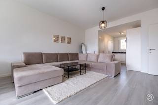 Gelegen op een centrale en vlot bereikbare locatie in Wilrijk, bevindt dit instapklare appartement zich. De aangename buurt combineert het beste van twee werelden: een rustige woonomgeving met alle voorzieningen binnen handbereik. Winkels, scholen, openbaar vervoer en invalswegen bevinden zich in een straal van 1km. Bovendien geniet je hier van de nabijheid van groen en ontspanningsmogelijkheden.<br /><br />Via de lift bereiken we de derde verdieping van residentie Neerland. Wanneer we binnenkomen betreden we de inkomhal die toegang geeft tot de leefruimte met volledig geïnstalleerde, open keuken met aansluitend een praktische berging en een wasplaats.<br /><br />Verder biedt het appartement twee slaapkamers, een toilet en een badkamer voorzien van douche in bad en dubbele lavabo.<br /><br />Via de raampartijen in de leefruimte bereiken we het zuidgerichte terras.<br />Genieten van een aperitief was nog nooit zo aangenaam.<br /><br />In de ondergrondse verdieping vinden we nog een autostaanplaats terug, deze is mogelijks mee aan te kopen aan €20 000.<br />Verder is er ook een publieke parking voorzien.<br /><br />Het appartement beschikt over zonnepanelen en is uiterst energiezuinig.<br /><br />Heb je interesse in dit moderne appartement?<br />Neem gerust contact op via roy@julimmo.be of 0498 62 74 71.