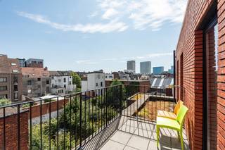 <p>Moderne studio in Antwerpen, vlak bij Park Spoor Noord en ’t Eilandje.</p>

<p>Deze studio combineert een centrale ligging met een sterke investeringswaarde in een bruisende stadsomgeving. Dankzij de uitstekende bereikbaarheid via invalswegen en openbaar vervoer geniet je hier van een toplocatie qua mobiliteit en connectiviteit. Park Spoor Noord en ’t Eilandje liggen vlakbij en vormen het perfecte decor voor ontspanning, horeca en stadsleven. De praktische indeling en de aantrekkelijke ligging zorgen bovendien voor een hoog rendement en een sterke verhuurbaarheid. Ideaal voor wie comfortabel wil wonen of gericht zoekt naar een interessante investering in Antwerpen.</p>

<p>Belangrijkste ruimtes:<br />• Woon &amp;amp; slaapkamer (15 m²) met aangename leefruimte en natuurlijke lichtinval.<br />• Keuken in open verbinding met de leefruimte.<br />• Badkamer (4 m²) met praktische indeling.</p>

<p>Troeven:<br />• Hoog rendement en gegarandeerde verhuurbaarheid dankzij de centrale ligging.<br />• Uitstekende bereikbaarheid via openbaar vervoer en belangrijke invalswegen.<br />• Park Spoor Noord en ’t Eilandje op korte afstand.</p>

<p>Neem vandaag nog contact op voor meer informatie of een bezoek. JOUW DROOMAPPARTEMENT. ZO GEVONDEN!</p>