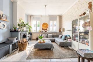 Hoge plafonds, sierlijke moulures en hier en daar een verrassend vleugje kleur. Deze woning in Ekeren heeft een heel eigen karakter. En dat voel je zodra je binnenstapt.<br /><br />De inkomhal zet meteen de toon met haar authentieke details en speelse afwerking. Verder kom je in de ruime, lichtrijke woonkamer, waar een gezellige zithoek rond de houtkachel en een aparte werkplek hun plaats hebben gevonden.<br /><br />Achteraan ligt de ruime leefkeuken. Dankzij de lichtkoepels valt hier volop daglicht binnen en is er plaats genoeg voor een grote eettafel. Zo'n plek waar je niet alleen kookt, maar ook graag wat langer blijft zitten. Aansluitend vind je de praktische wasplaats en de vernieuwde badkamer.<br /><br />Op de eerste verdieping zijn er twee ruime slaapkamers. De vaste trap brengt je nog een verdieping hoger, naar een derde, grote slaapkamer. Ideaal als extra slaapkamer, hobbyruimte of thuiskantoor. En ook aan opbergruimte is gedacht, met een extra zolder en een kelder. Handig voor alles wat je niet elke dag nodig hebt.<br /><br />En dan is er nog de tuin. Groen, gezellig en met heel wat privacy. Tussen de bomen en beplanting vind je een fijn terras om buiten te eten, rustig een boek te lezen of gewoon even van het groen te genieten.<br /><br />Ook de ligging is mooi meegenomen. Je woont hier in het geliefde Mariaburg, op wandelafstand van het station en vlak bij de fietsostrade. Winkels, scholen en andere dagelijkse voorzieningen zijn bovendien vlot bereikbaar.<br /><br />Een woning met drie slaapkamers, authentieke charme en een tuin om van te genieten. Voor wie houdt van een huis met karakter, waar niet alles strak en hetzelfde hoeft te zijn.