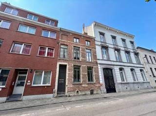 <p><span>OPEN DEUR WOE. 20/5 Dit appartement is vrijblijvend te bezichtigen op woensdag 20 mei tussen 13u00 en 14u00. U bent van harte welkom! Gelegen in een charmant pand aan de Lei, tegenover het park en de Dijle, bevindt zich dit appartement op een toplocatie in Leuven. Hier geniet je van een unieke combinatie van rust, groen en de nabijheid van het bruisende stadscentrum, dat zich op wandelafstand bevindt. Dit gezellige appartement maakt deel uit van een kleinschalig gebouw met slechts drie huurders, waarbij elke bewoner over een eigen verdieping beschikt. Het appartement werd recent smaakvol gerenoveerd en afgewerkt met kwalitatieve materialen. De indeling omvat een ruime inkomhal, een lichtrijke leefruimte, een volledig uitgeruste keuken, een badkamer met douche, een ruime bureau en een grote slaapkamer met uitzicht op het omliggende groen. Daarnaast is er ook een aparte ruimte voorzien voor het plaatsen van een wasmachine. Het appartement is beschikbaar vanaf 1 augustus 2026. Nutsvoorzieningen dienen apart afgesloten te worden. De maandelijkse vaste lasten bedragen 30,00. Ideaal voor snelle beslissers die op zoek zijn naar charme, rust en comfort in het hart van Leuven.</span></p>