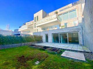 Dit GELIJKVLOERS 3 slaapkamerappartement ligt in een aangename residentie genaamd 'Willem De Beer" en ligt op een ULTRA TOPLOCATIE te centrum GENT vlakbij de Leie en met alles op wandel- en fietsafstand ! Naast zijn gegeerde buurt heeft u hier nog heel wat andere troeven, namelijk het ZEER RUIM zonneterras met een aangename tuin (exclusief gebruiksrecht) en een eigen privatieve staanplaats in de parkeerkelder. Dit ENERGIEZUINIG (E-peil 49) appartement beschikt over een lichtrijke leefruimte met moderne keuken incl. ALLE toestellen en 3 mooie slaapkamers.<br />Het appartement is momenteel verhuurd, dit kan ook gezien worden als een investeringspand!<br /><br />Indeling: inkomhal met vestiaire, apart toilet, leefruimte met open geïnstalleerde keuken, 1 slaapkamer, berging/wasplaats, nachthal, badkamer met toilet, bad & douche en de andere 2 slaapkamers waarvan 1 met ingemaakte kasten. <br /><br />TOPAANBIEDING IN GENT ! <br />Meer info of een bezoek? Graag een mail naar hallo@wijsvastgoed.be of bel ons op 09 395 80 10! We nemen dan spoedig contact op voor een bezoekmoment.