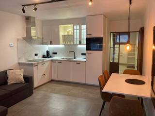 Op zoek naar een ideale tweede verblijfplaats aan zee of een interessante investering? Deze verzorgde studio combineert comfort, een uitstekende ligging en een prachtig open uitzicht op het hinterland.<br /><br />Gelegen op een hogere verdieping geniet u dagelijks van een aangenaam panoramisch zicht en een heerlijk zonneterras waar u in alle rust kunt ontspannen. Dankzij de grote raampartijen baadt de leefruimte in het natuurlijke licht, wat zorgt voor een ruim en aangenaam gevoel.<br /><br />De studio beschikt over een praktische keuken met alle nodige comfort, een verzorgde badkamer en een functionele indeling die optimaal gebruikmaakt van de beschikbare ruimte. De residentie is goed onderhouden en biedt bovendien een gemeenschappelijke fietsenberging. Laden en lossen kan eenvoudig via de achterzijde van het gebouw.<br /><br />Met een gunstig EPC-label C, centrale verwarming op aardgas en een onmiddellijke beschikbaarheid is deze studio perfect geschikt als tweede verblijf, investering of eigen stek aan de Belgische kust.<br /><br />Troeven:<br /><br />Zonnig terras met prachtig panoramisch uitzicht op het hinterland.<br />Lichtrijke leefruimte.<br />Praktische keuken met alle nodige comfort.<br />Verzorgde residentie met gemeenschappelijke fietsenberging.<br />Centrale verwarming op aardgas.<br />Onmiddellijk beschikbaar.<br />Energiezuinig (EPC-label C).<br />Ideaal als tweede verblijf of investering.<br /><br />Laat u verrassen door de rust, het open uitzicht en de uitstekende ligging. Contacteer ons vandaag nog voor meer informatie of een bezichtiging.