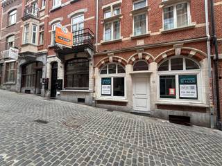<p>In the Krakenstraat, one of the entrance streets to the Old Market, you can find this exceptional commercial opportunity. The commercial ground floor is equipped with three reception areas located on the street side, perfect for visibility in an environment with a lot of passage. The first floor has separate plumbing options and plenty of space for all kinds of trading opportunities. In the basement you have plenty of storage space, a bi</p>
