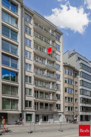 Ontdek dit stijlvol, volledig gerenoveerde, appartement op de zesde verdieping, bereikbaar met lift, waar licht, comfort en een uitzonderlijk uitzicht harmonieus samenkomen. Gelegen op een toplocatie met een prachtig groen zicht op het stadspark, geniet u hier dagelijks van rust en ruimte midden in de stad.
<p>Het appartement beschikt over twee terrassen aan zowel de voor- als achterzijde, waardoor u op elk moment van de dag kan genieten van zon en uitzicht. Eén van de terrassen biedt een uniek panoramisch zicht op het stadspark en vormt de perfecte plek om tot rust te komen.</p>
<p>Binnenin verwelkomt de lichtrijke leef- en eetruimte u met een elegante uitstraling en praktische ingemaakte kasten. De recente, volledig uitgeruste keuken is voorzien van alle nodige toestellen en sluit naadloos aan op de leefruimte.</p>
<p>De ruime slaapkamer beschikt eveneens over ingemaakte kasten en straalt rust en klasse uit. De stijlvolle badkamer met inloopdouche is smaakvol afgewerkt en biedt alle comfort voor dagelijks gebruik.</p>
<p>Extra troeven zijn de gunstige EPC-score B, een private kelderberging én een ondergrondse autostaanplaats in dezelfde straat, uitgerust met een laadpunt voor elektrische wagen die apart aan te kopen is.</p>
<p>Contacteer Vincent voor een bezoek via 0475 21 00 86 Vincent@reds.be.</p>