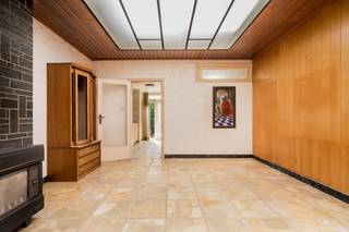 <p><span>Te renoveren rijwoning met zuidgerichte tuin op toplocatie in Mechelen-Zuid</span></p><p><span>Op zoek naar een woning die je volledig naar eigen smaak kan renoveren? Deze charmante rijwoning ligt in een rustige straat in het gegeerde Mechelen-Zuid en biedt heel wat potentieel. Een ideale starterswoning voor wie graag de handen uit de mouwen steekt en op zoek is naar ruimte, licht en een uitstekende ligging.</span></p><p><span>Via de inkomhal kom je in een praktische voorruimte, ideaal als fietsenberging, wasplaats, bureau of extra opbergruimte. Aansluitend bevindt zich de leefruimte, waar een </span><span>grote lichtkoepel voor een overvloed aan natuurlijke lichtinval</span><span> zorgt. Een bijzonder karaktervol detail is het </span><span>authentieke glas-in-loodraam tussen de badkamer en de leefruimte</span><span>, dat extra charme en een unieke toets aan het interieur geeft.</span></p><p><span>Achteraan vind je de keuken en badkamer. Het toilet bevindt zich apart in de achterbouw. Deze ruimtes bieden verschillende mogelijkheden om bij een renovatie een eigentijdse en praktische indeling te creëren.</span></p><p><span>Op de eerste verdieping bevinden zich </span><span>twee ruime slaapkamers van ca. 12 m² en 14 m²</span><span>. De zolderverdieping is bereikbaar via een </span><span>vaste trap</span><span> en werd reeds opgedeeld in een </span><span>derde slaapkamer en een aparte zolderruimte</span><span>. Deze laatste kan verder afgewerkt worden tot bijvoorbeeld een vierde slaapkamer, bureau of hobbyruimte.</span></p><p><span>Vanuit de keuken heb je toegang tot de </span><span>zuidgerichte stadstuin</span><span>: een aangename buitenruimte waar je volop van de zon kan genieten.</span></p><p><span>Daarnaast beschikt de woning over een </span><span>kelder</span><span>. De ramen werden reeds vervangen in 2012. De verwarming gebeurt momenteel via gaskachels.</span></p><p><span>Een karaktervolle woning met veel potentieel voor wie op een uitstekende locatie zijn eigen thuis wil creëren.</span></p>